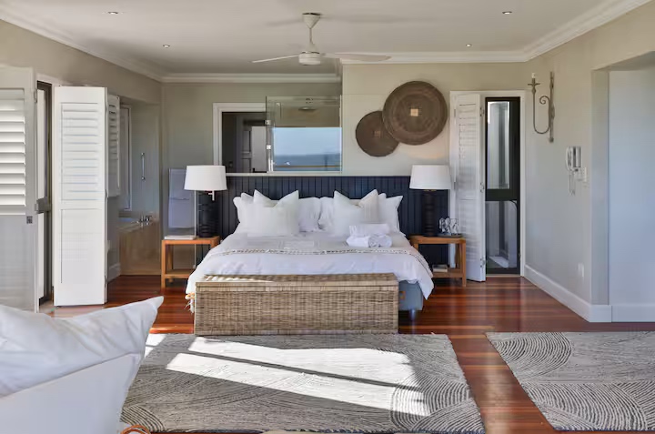 Guest suite with wooden floors and sea glimpse